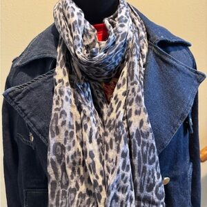 Source Unknown Gray and Blue Leopard print scarf